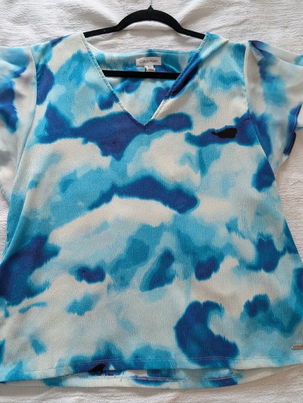 Calvin Klein Blue & White Cloud-Print V-Neck Short Sleeve Top XL